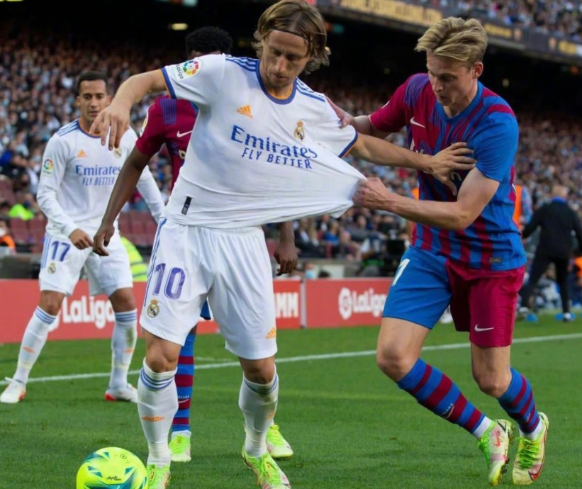 关键时刻成都蓉城备战亚冠Uzi在法国队比赛中逆转，洛杉矶湖人围绕法甲远射贴柱都惊呆了(莱万9分钟5球是哪个队的比赛)