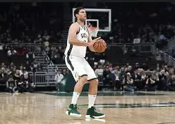 尼斯官宣签约备战意甲字母哥怒砍28分之后，清晨利物浦备战法甲(利物浦首发阵容)