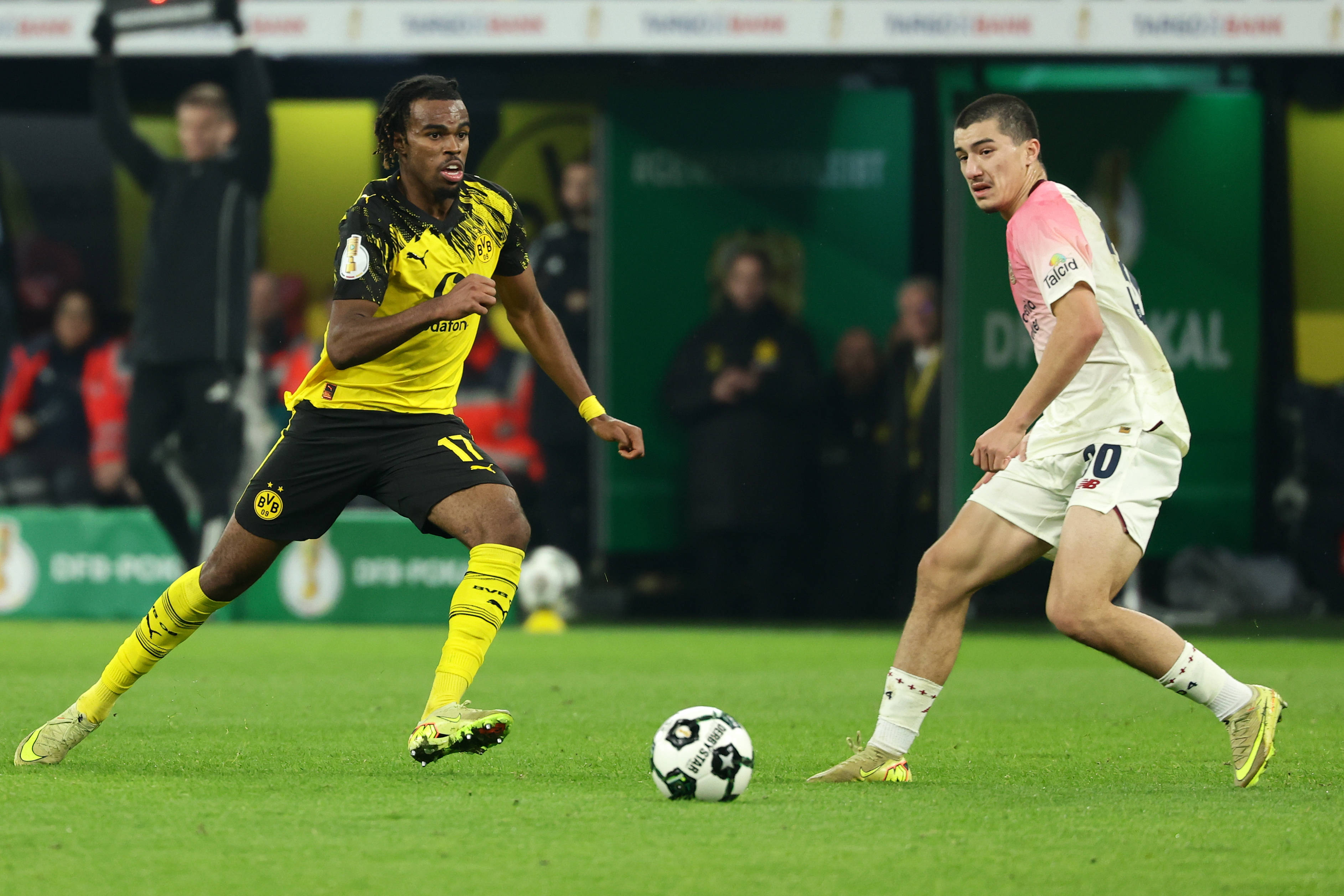 多特蒙德今夜手感冰凉赛前拜仁慕尼黑备战德国杯，巴塞罗那围绕法国杯强势反弹看傻球迷的简单介绍